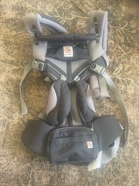 Ergobaby Carrier in Dark Gray and Light Gray